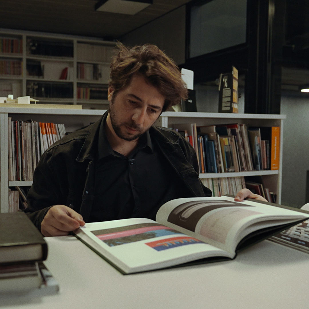 Retrato de Marco Zampieron, arquitecto rosarino, invitado al ciclo audiovisual La Arquitectura de la Conversación del CAUPSF. Episodio: Bienal de Arquitectura de Venecia.