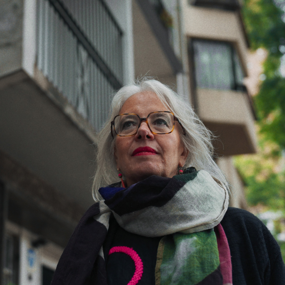 Retrato de Zaida Muxí Martínez, arquitecta y urbanista especializada en género y ciudad, invitada al ciclo La Arquitectura de la Conversación del CAUPSF. Episodio: Arquitectura, género y ciudades.