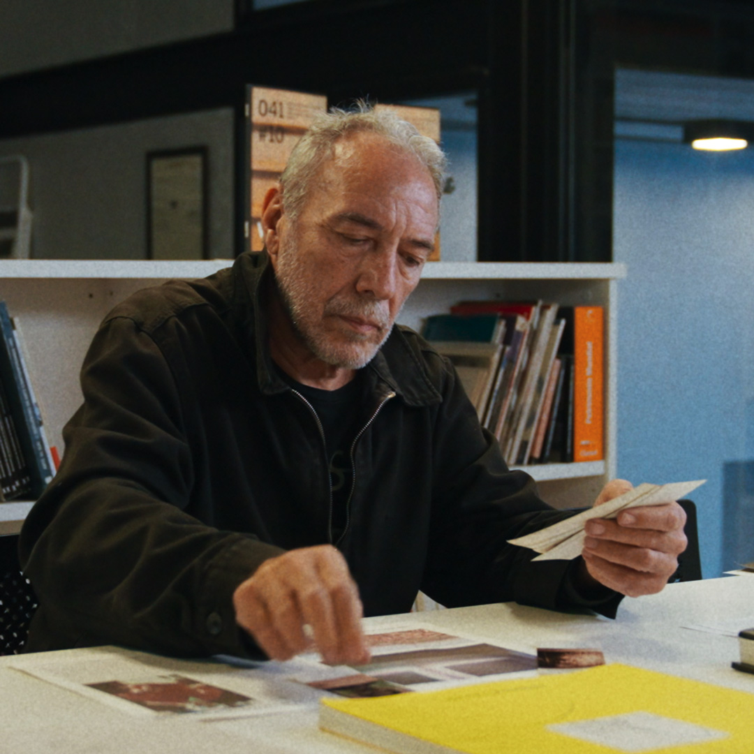 Retrato de Eduardo Contissa, arquitecto y artista plástico rosarino, invitado al ciclo La Arquitectura de la Conversación del CAUPSF. Episodio: Las formas de la luz.