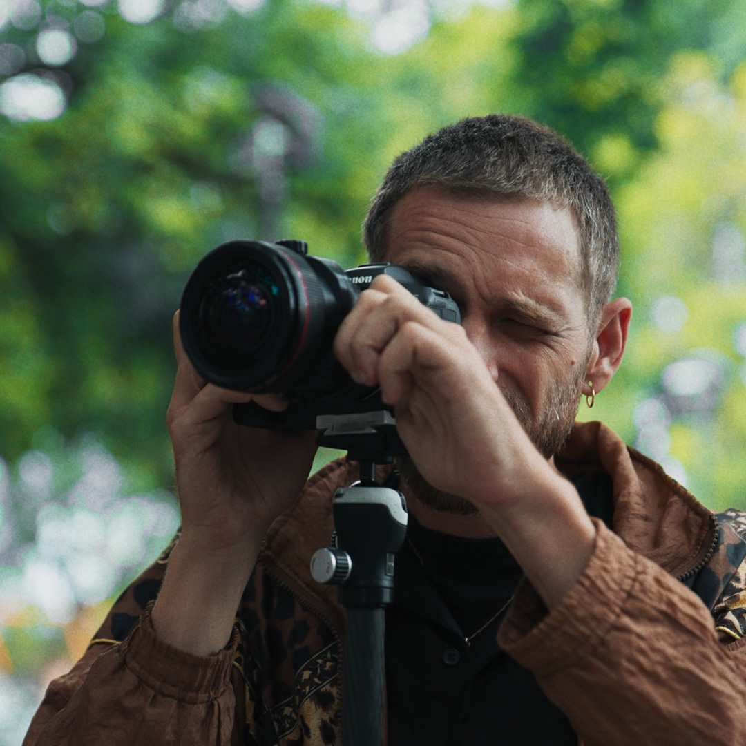 Retrato de Federico Cairoli, arquitecto y fotógrafo especializado en arquitectura y paisaje, invitado al ciclo La Arquitectura de la Conversación del CAUPSF. Episodio: Construcción del registro fotográfico.