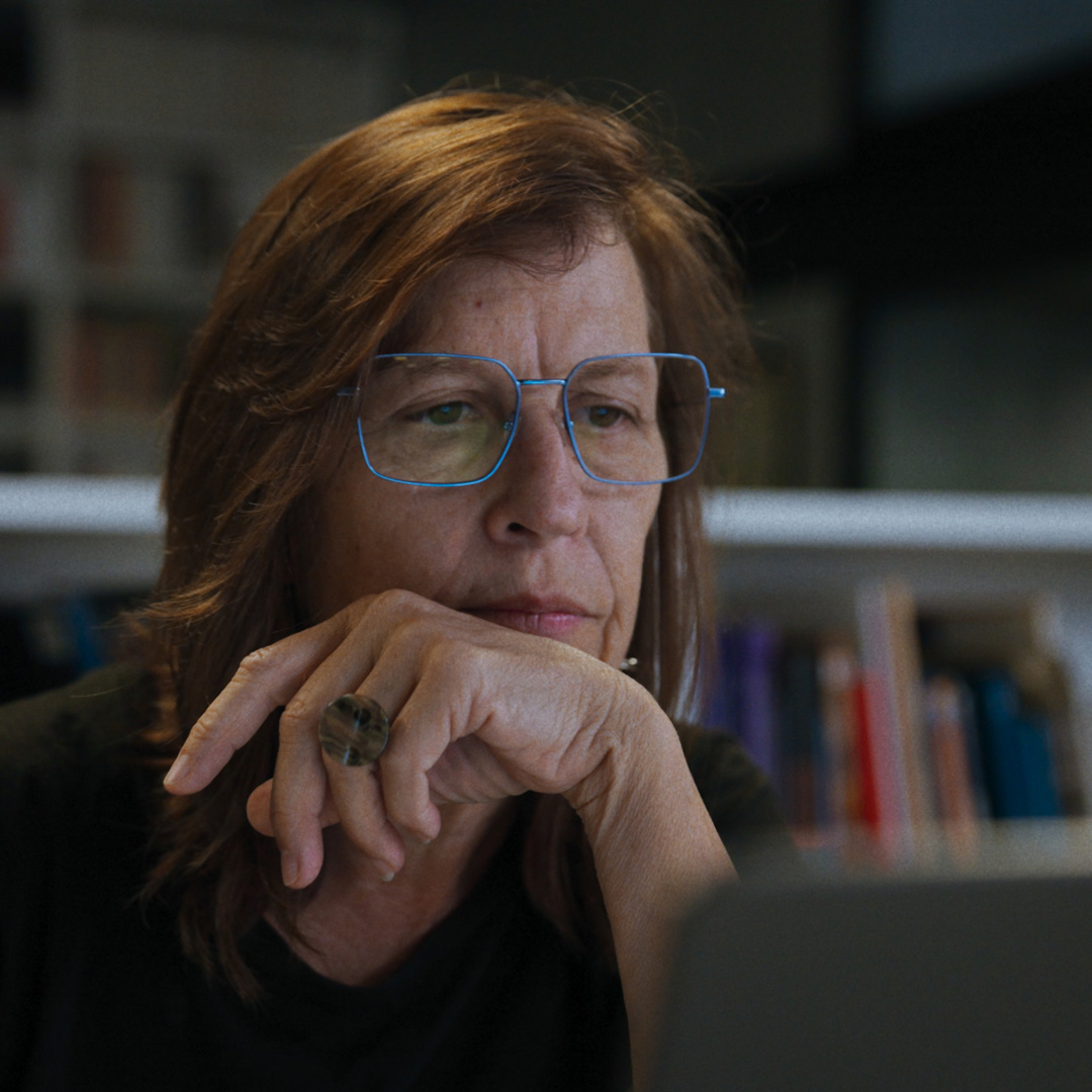 Retrato de María Laura Bertuzzi, arquitecta e investigadora de FADU–UNL, invitada al ciclo La Arquitectura de la Conversación del CAUPSF. Episodio: Arquitectura(s) del humedal.