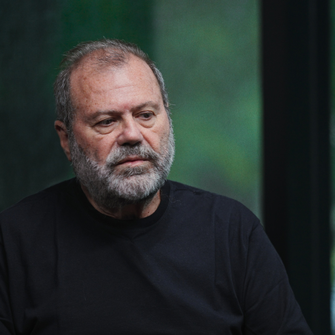 Retrato de Luis Müller, arquitecto e investigador de FADU–UNL, invitado al ciclo La Arquitectura de la Conversación del CAUPSF. Episodio: Patrimonio industrial y pueblos forestales.