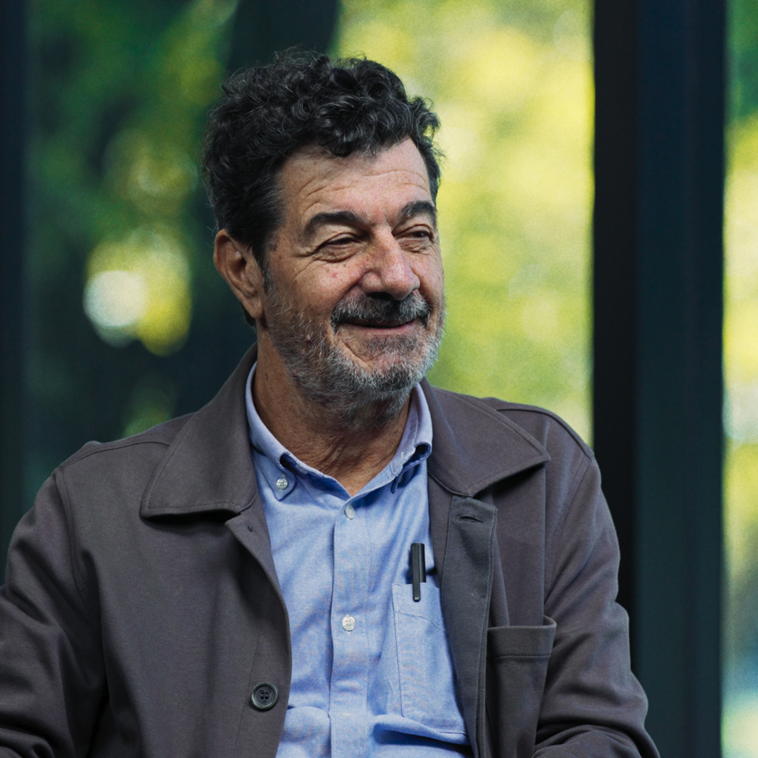 Retrato de Gerardo Caballero, arquitecto de Totoras, invitado al ciclo La Arquitectura de la Conversación del CAUPSF. Episodio: Dibujo y Territorio.