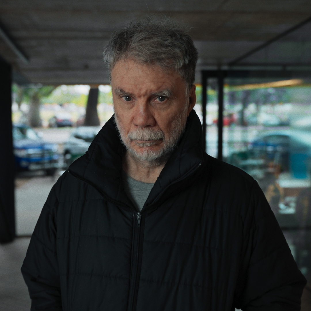Retrato de Marcos López, fotógrafo y artista visual santafesino, invitado al ciclo La Arquitectura de la Conversación del CAUPSF. Episodio: Color Local.